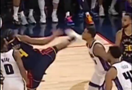 抬腳過高踢到了對(duì)手下巴！NBA官方：穆迪這一動(dòng)作被判1級(jí)惡犯